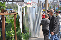 У центрі Хмельницького свободівці і комунальники знесли будівельний паркан