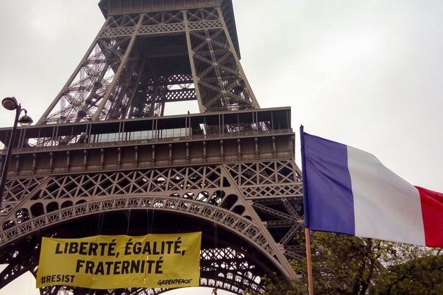 Greenpeace розмістив на Ейфелевій вежі банер проти Ле Пен