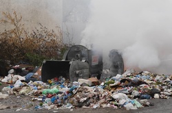  При висипанні сміття з контейнерів почалося загорання та пролунали вибухи. 