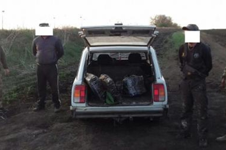 Дев’ять мішків сала не довезли молоді контрабандисти у Росію
