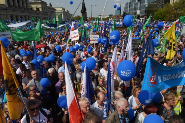 У Варшаві десятки тисяч людей вийшли на антиурядові протести