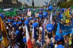 У Варшаві десятки тисяч людей вийшли на антиурядові протести