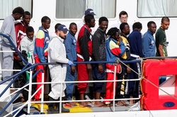 Біля берегів Італії врятовано три тисячі мігрантів