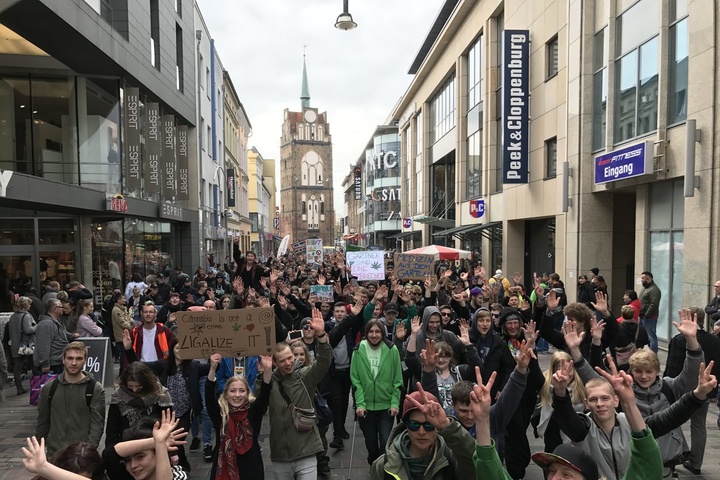 Жителі 26 німецьких міст вийшли на марш за легалізацію марихуани