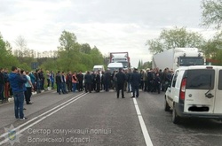 Через стихійний скотомогильник жителі Волині перекрили рух автівок