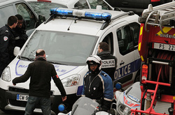 Поліція встановила вуличні загородження.