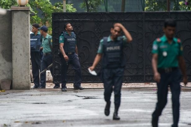 Двоє бойовиків підірвали себе під час рейду поліції в Бангладеш 