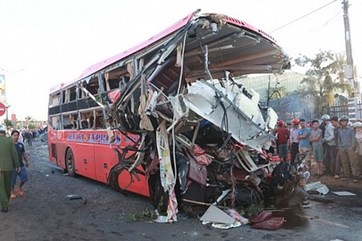 У В’єтнамі вантажівка влетіла в автобус: загинули 12 людей, поранені ще 33
