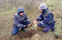 Піротехніки вилучили на Луганщині понад півсотні вибухонебезпечних предметів