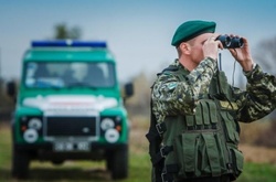 Щоб зупинити зловмисників, правоохоронцям довелося здійснити попереджувальні постріли вгору