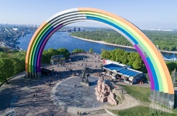 Стало відомо, коли з Арки дружби народів знімуть веселку