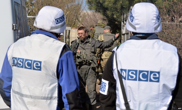 Бойовики зі стрільбою не пустили спостерігачів ОБСЄ в село на Донбасі