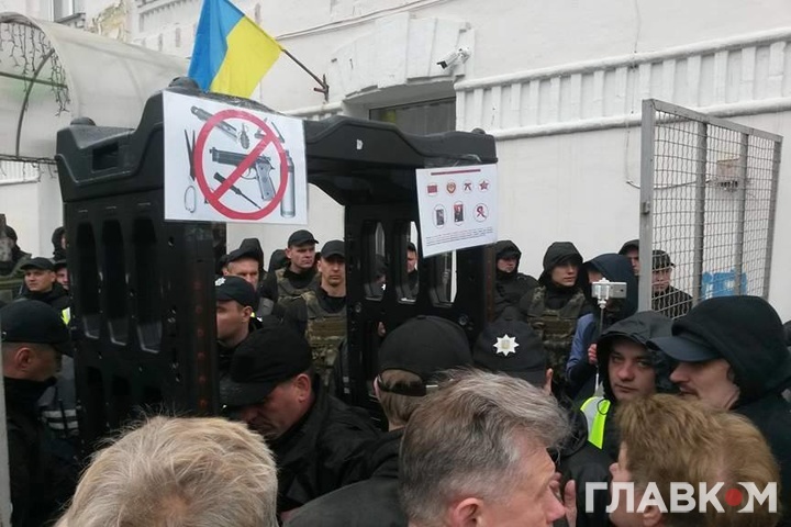 У Києві на заходи до Дня перемоги усіх пропускають через «рамки»
