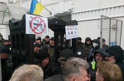 Металодетекторні рамки біля станції метро Арсенальна