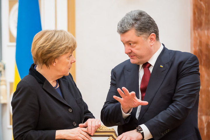 Порошенко і Меркель по телефону поговорили про Донбас та переговори в «нормандському форматі»