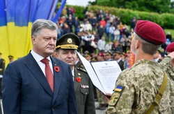  Петро Порошенко приймає присягу молодих воїнів окремого полку президента України та 101-ї окремої бригади охорони Генштабу ЗСУ 