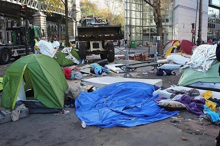 У Парижі поліція розганяє стихійний табір біженців