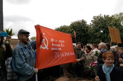 Учасник акції «Ніхто не забутий, ніщо не забуте» розгорнув червоний прапор