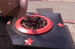 У Маріуполі у вічному вогні спалили «георгіївську стрічку»