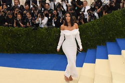 Экспериментирует над собой: Ким Кардашьян покрасилась в розовый