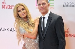 Пэрис Хилтон намекнула на помолвку с бойфрендом Крисом Зилка