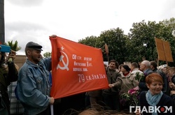  Учасник акції «Ніхто не забутий, ніщо не забуте» розгорнув червоний прапор 