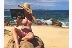 Кэти Перри на отдыхе в Мексике засветила аппетитную фигуру в бикини