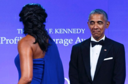 Барак Обама не смог скрыть восхищения женой Мишель на вручении премии