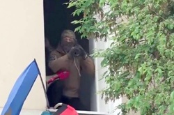 У Авакова оприлюднили відео з чоловіком із гранатометом в офісі ОУН