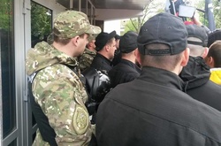 Кордон поліції біля входу в будівлю МВС