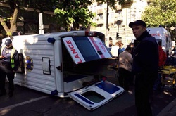 Під час аварії карета швидкої перевернулася.