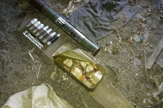 На Луганщині правоохоронці виявили схованку з боєприпасами, знайшли гранатомет та патрони