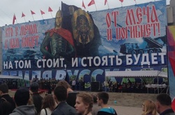 Зразково-примусові травневі свята в окупованому Луганську