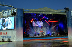 Сцена на стадіоні в Донецьку