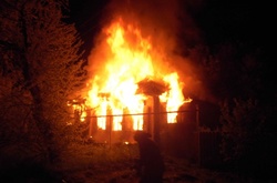 У результаті обстрілу зайнявся житловий будинок у смт Станиця Луганська.