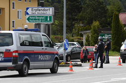  Поліція оточила відділення австрійського банку, захоплене невідомим 