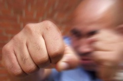 На Київщині люди в масках побили сім’ю з дитиною