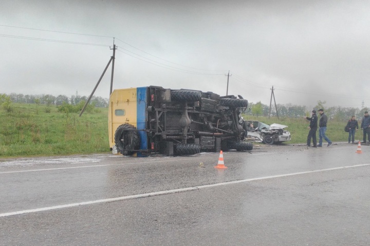 На Харківщині автівка в’їхала у вантажівку: четверо загиблих