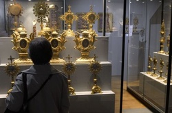 У Франції грабіжники вкрали корону з майже двома тисячами дорогоцінних каменів
