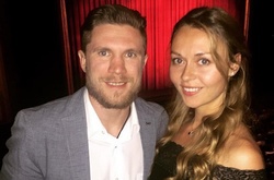 Боксер  Шелестюк робить планку з дружиною на спині