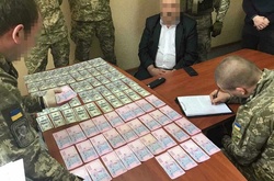 СБУ затримала підприємця, який намагався дати хабар прокурору