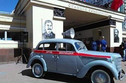 Портрет Сталіна біля входу на станції метро &laquo;Сокольніки&raquo;