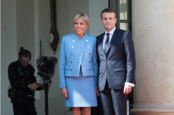 Со вкусом: жена Макрона на инаугурацию мужа надела небесно-голубой костюм Louis Vuitton