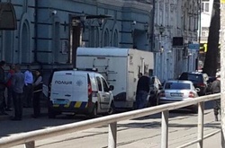 Підозрілий фургон біля будівлі Мінфіну на Подолі