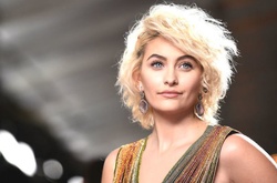 «Быть голым — нормально»: дочь Майкла Джексона оказалась нудисткой