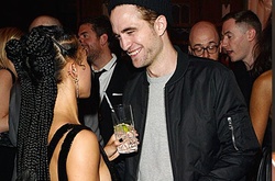 Роберт Паттинсон отметил свой день рождения с возлюбленной Талией Барнетт и друзьями