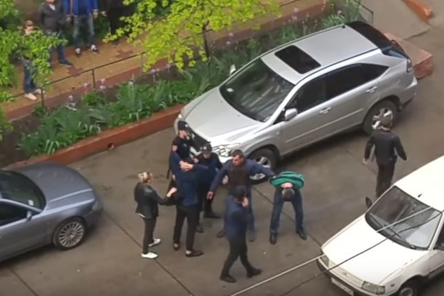 В Одесі фігурант справи про трагедію 2 травня потрапив у бійку та зламав ніс поліцейському 
