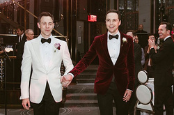 В сети опубликовали первые фото с нетрадиционной свадьбы звезды сериала «Теория большого взрыва» 