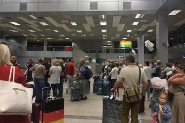 Через несправність літака у Хургаді застрягли українські туристи