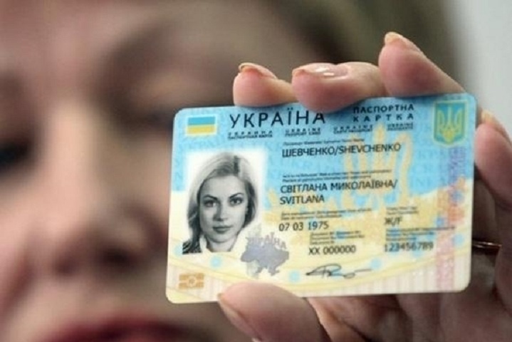 Сепаратисти б'ють на сполох: кримчани масово побігли за українськими біометричними паспортами